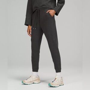 LULULEMON Ribbed High Rise jogger. Heathered black. Size 4